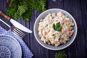 Салат «Оливье» © Фото предоставлено пресс-службой сервиса «СберМаркет»