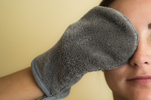 Варежка для снятия макияжа © Фото Евгения Мельченко, Юга.ру