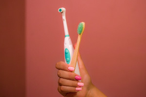 Электрическая и бамбуковая зубные щетки © Фото Евгения Мельченко, Юга.ру