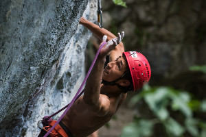 «Завешивание» веревки на маршруте © фото Елены Синеок, Юга.ру