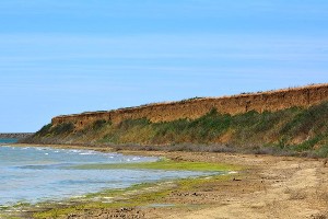 Обрывы острова Буян © Фото Государственного природного биосферного заповедника «Черные земли», zapovednik-chernyezemli.ru