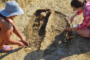 Расчистка эллинистического погребения © Фото пресс-службы фонда Олега Дерипаски «Вольное дело»