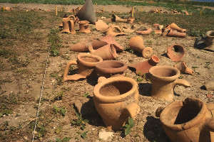 Площадка с находками у раскопа Нижний город © Фото пресс-службы фонда Олега Дерипаски «Вольное дело»