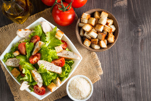 Салат «Цезарь» © Фото предоставлено пресс-службой сервиса «СберМаркет»