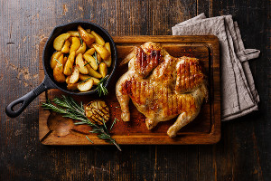 Цыпленок табака © Фото предоставлено пресс-службой сервиса «СберМаркет»